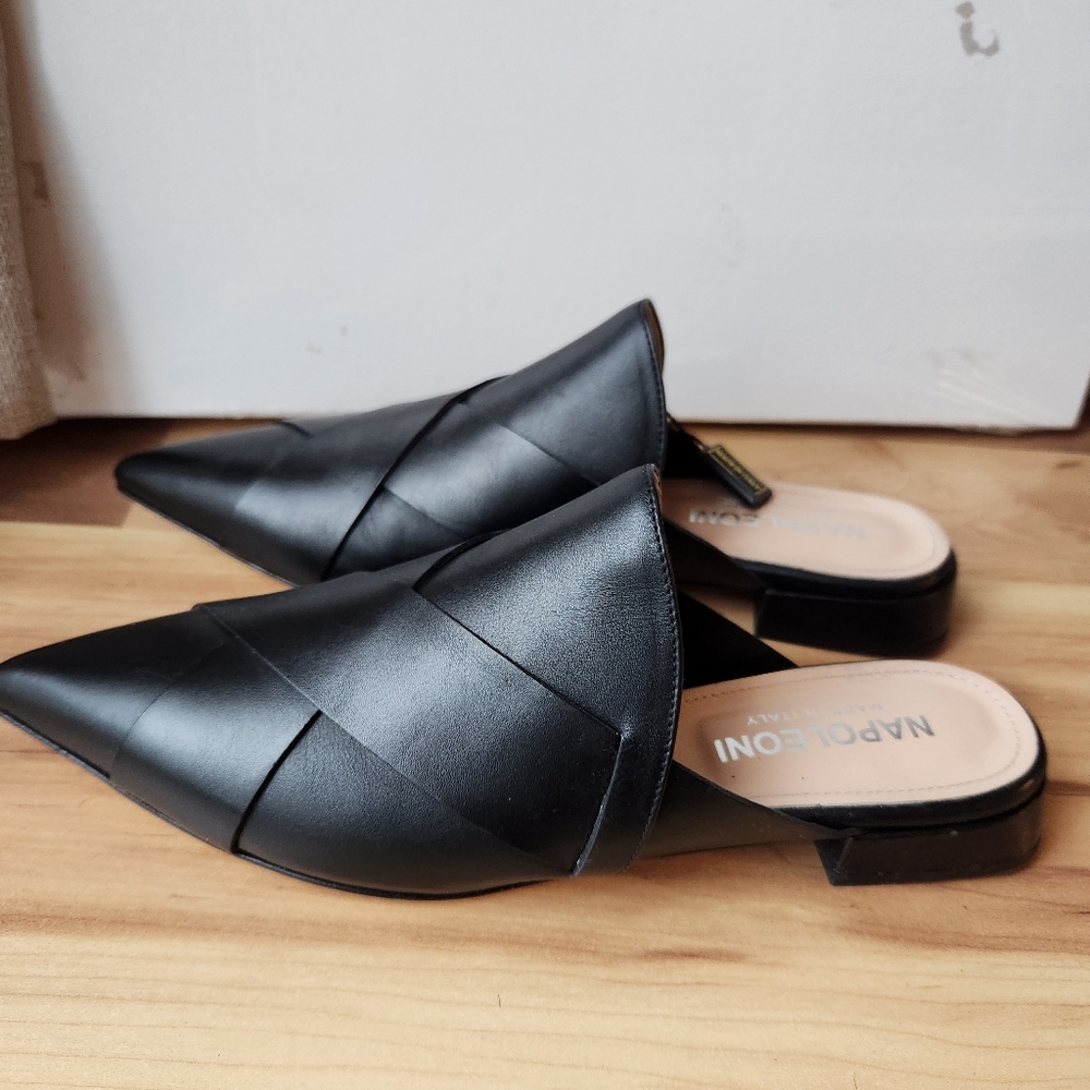 NWT Italian Women's Black Leather Mule. Pointed toe.